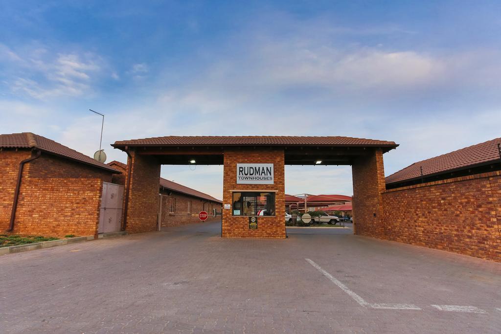 Rudman Townhouses - Or Tambo Airport Boksburg Exterior photo