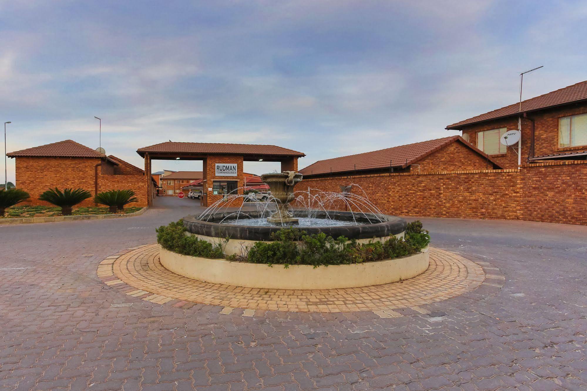 Rudman Townhouses - Or Tambo Airport Boksburg Exterior photo